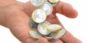 Geldmünzen fallen in eine offene Hand; (c) K.-U. Häßler, erworben über www.fotolia.de